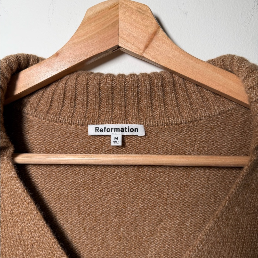 REFORMATION BECKIE 100% CASHMERE COLLARD POLO V NECK SWEATER SIZE M IN CAMEL - Picture 8 of 12